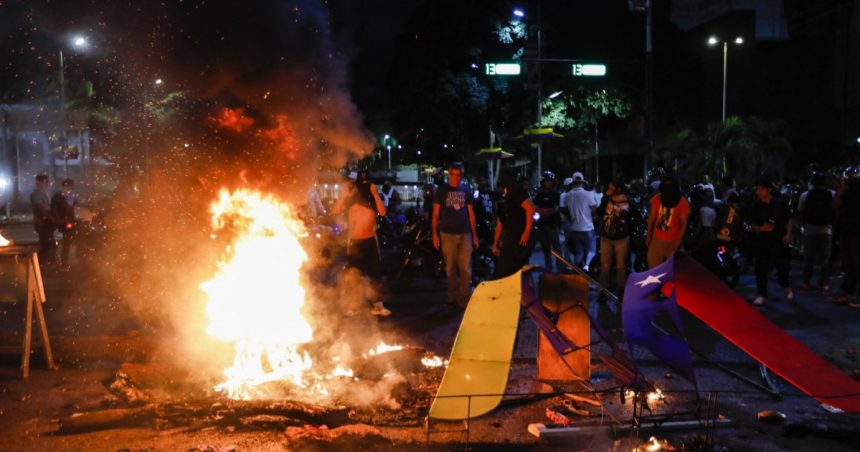 proteste violente in venezuela dupa realegerea presedintelui nicolas maduro o persoana a fost ucisa la manifestatii 66a8ad88c66f5