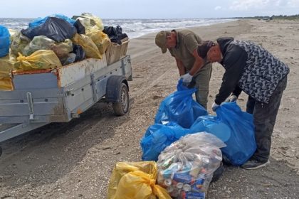 activitate de ecologizare pe plaja sulina foto 66d2e11209e09