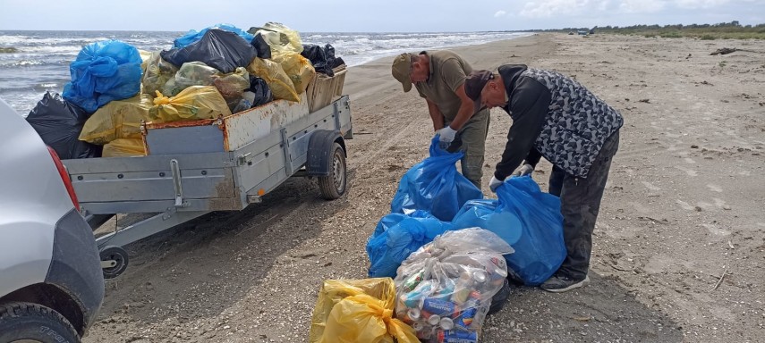 activitate de ecologizare pe plaja sulina foto 66d2e11209e09