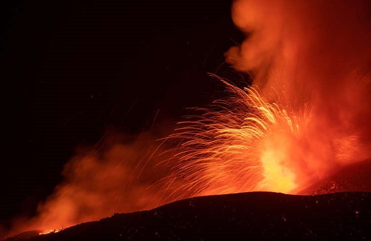 aeroportul din catania a fost inchis dupa ce vulcanul etna a erupt 66be04fa862e6