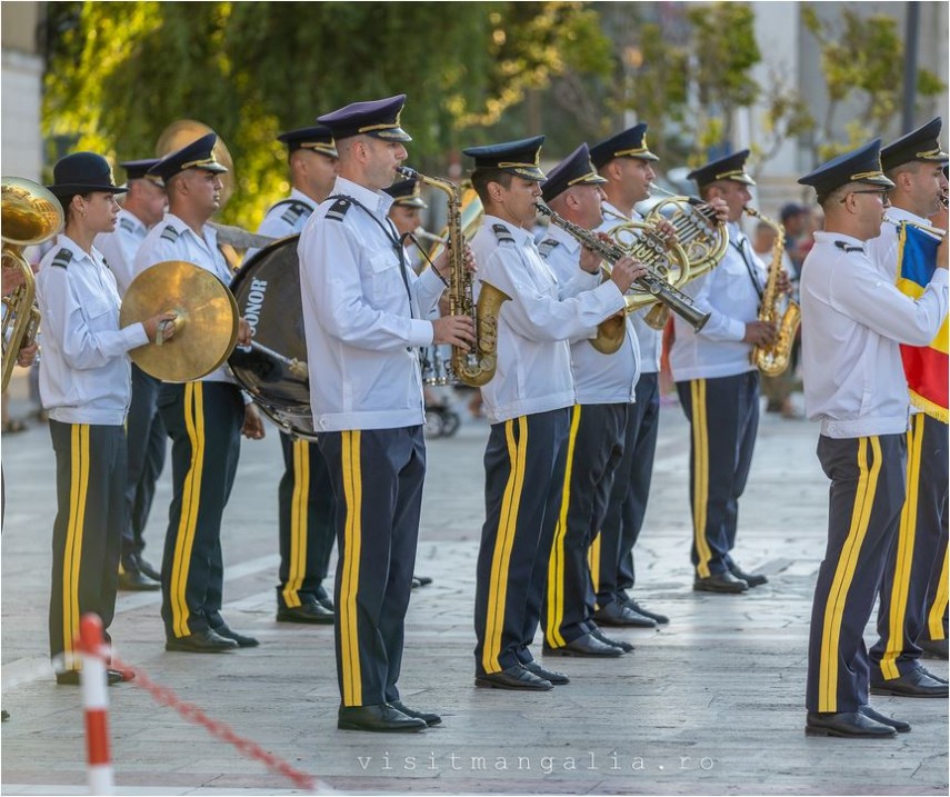 avanpremiera la ziua marinei 2024 la mangalia zeci de persoane au participat duminica seara la concertul fanfarei militare 66b9bd1be2171