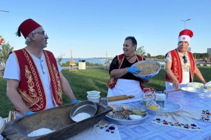 cea de a vi a editie a festivalului sarayliei desfasurata pe faleza laculului techighiol a adus in atentia locuitorilor si mai ales a turistilor deliciosul desert specific turcilor dobrogeni 66c33a927f427