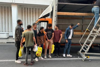 migranti sirieni depistati in ptf vama veche de politistii garzii de coasta unde erau ascunsi barbatii galerie foto 66bf0113b5e58