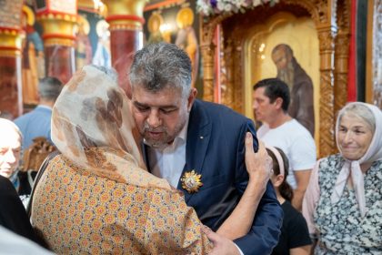 premierul marcel ciolacu a participat la slujba de sfintire a picturii catedralei sfantul sava de la buzau galerie foto 66bf47699e50b