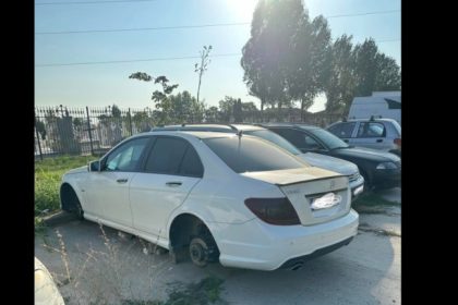 supriza neplacuta in parcare pentru proprietarul unui autoturism mercedes ce au observat cei care au trecut prin zona galerie foto 66c87f32db966