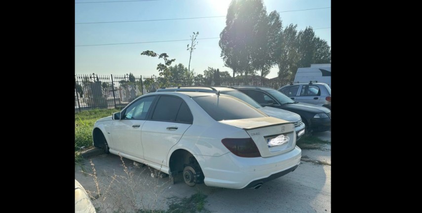 supriza neplacuta in parcare pentru proprietarul unui autoturism mercedes ce au observat cei care au trecut prin zona galerie foto 66c87f32db966