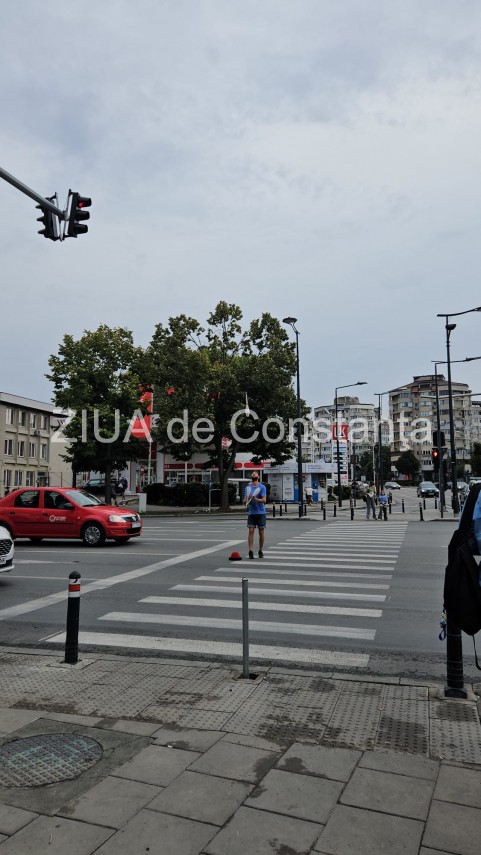 un barbat a fost surprins jongland cu popice pe trecerea de pietoni de la city park mall din constanta fotovideo 66d1e3e2eb5d5