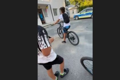 video acuzatii in localitatea ostrov dupa ce doi copii s au luat la harta au intervenit adultii si a iesit circ 66b55028311ad