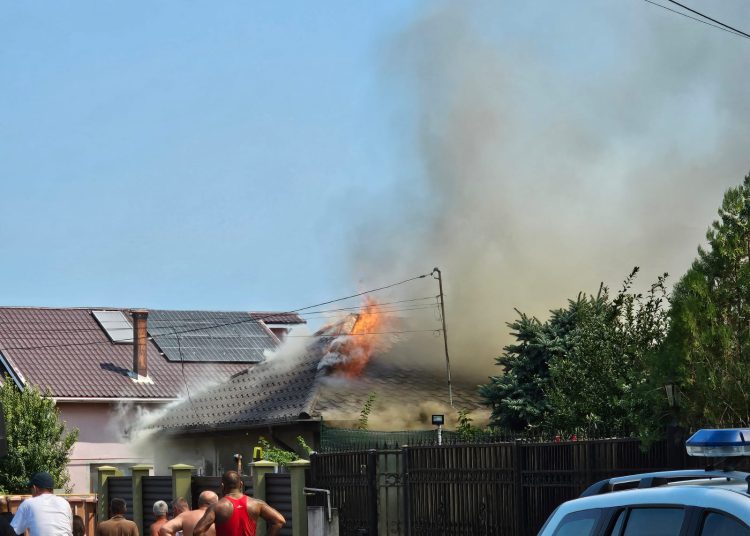 video galerie foto incendiu puternic in cumpana o casa a fost cuprinsa de flacari 66cb0711e7a08