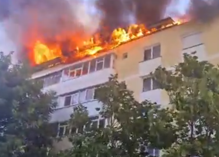 video incendiu puternic la acoperisul unui bloc din piata neamt a fost activat planul rosu de interventie 66c486784365f