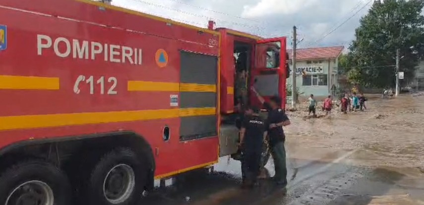 aproape 1 000 de pompieri din 27 de unitati subordonate igsu au fost dislocati in sprijinul salvatorilor de la isu galati 66e923cbd94df