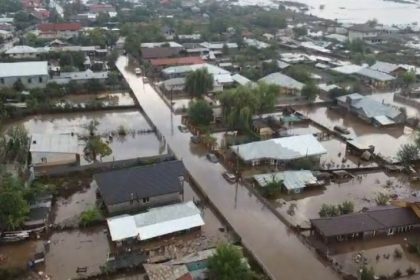 aur suspenda activitatile de campanie participa la lucrari de reconstructie a caselor afectate de inundatii 66f114eb137b5