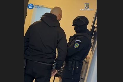 barbatul care si a injunghiat concubina intr o patiserie din zona ciresica a fost scos cu forta din apartament de politisti 66dd7503e0cbc