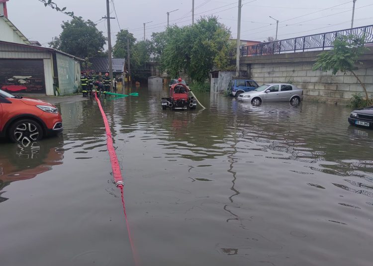 bilantul ravagiilor din urma inundatiilor pe judete se intervine pentru evacuarea apei 66e7d0bed2af0