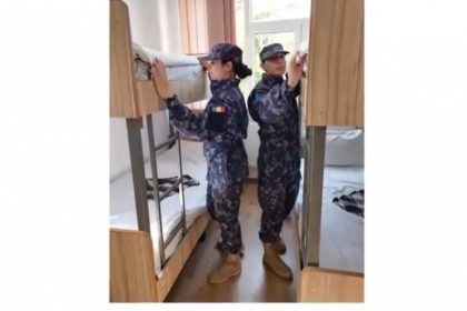 debutul vietii de cadet bobocii militari isi iau in primire camerele si uniformele video 66da97a6b5cf4