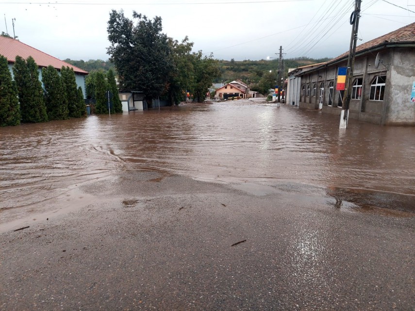 doua baraje piscicole administrate de terti din judetul galati au cedat foto 66e556039f531