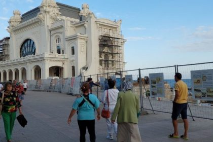 expozitie outdoor pe faleza cazinoului din constanta foto 66deb8a4b70de