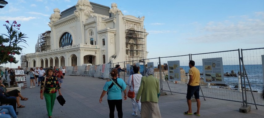 expozitie outdoor pe faleza cazinoului din constanta foto 66deb8a4b70de