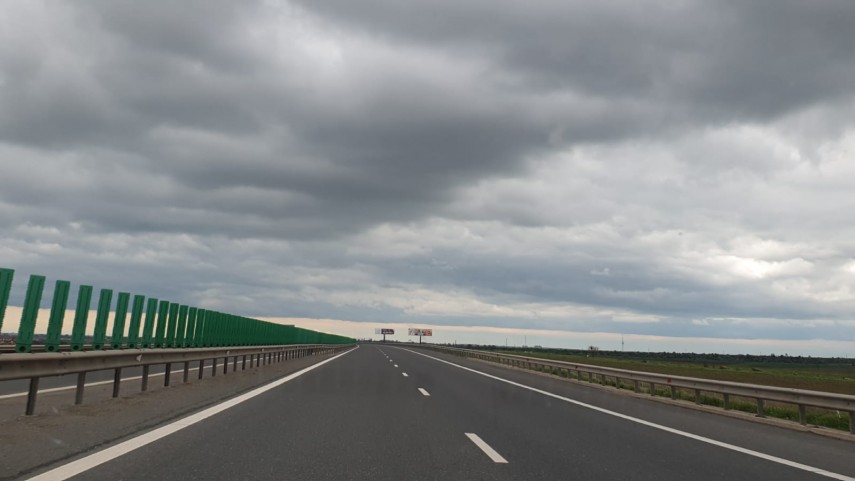 incendiu pe autostrada a2 din cauza unui incendiu de vegetatie traficul restrictionat pe sensul constanta bucuresti 66def0e77cd99