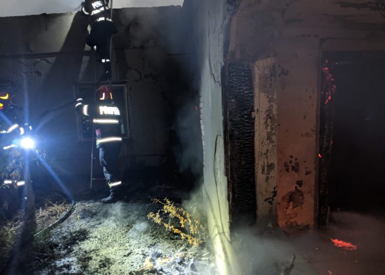 incendiu puternic la o casa din localitatea vacareni 66dfeb5e69120