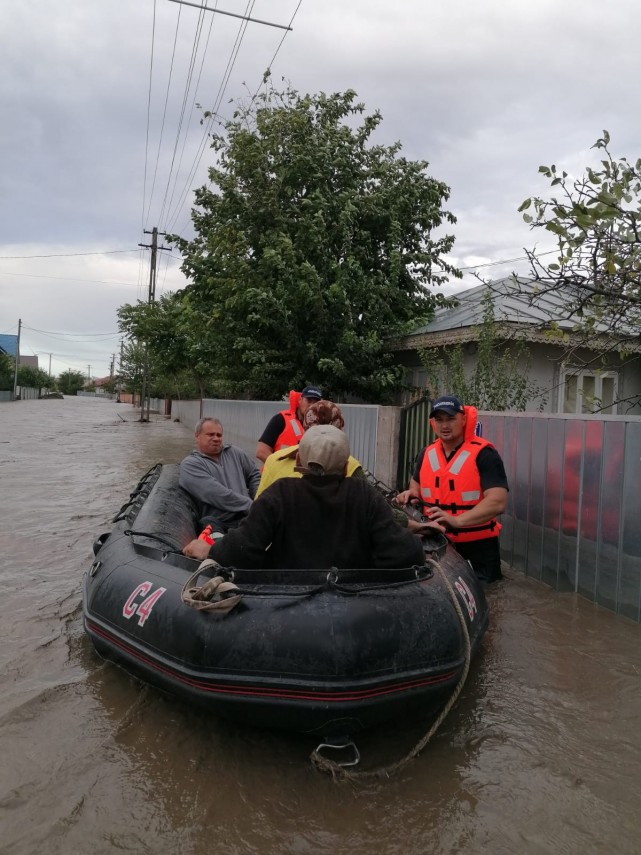 jandarmii au a datorie pentru ajutorarea populatiei afectate de inundatii galerie foto 66e5d2469606d