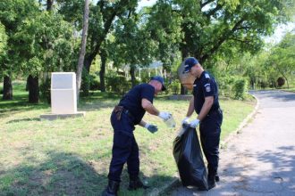 jandarmii tulceni au curatat un parc din municipiu 66ee8ac82d3ca