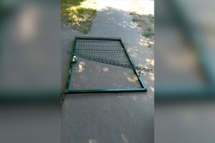 locurile de joaca pentru copii leagane rupte balansoare smulse table de jocuri sparte si tobogane gaurite 66d97f8bf2821