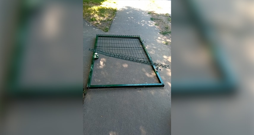 locurile de joaca pentru copii leagane rupte balansoare smulse table de jocuri sparte si tobogane gaurite 66d97f8bf2821