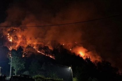 mai multi petrecareti au dat foc unui versant incendiul s a extins pe 20 hectare 66d6b28f98eff