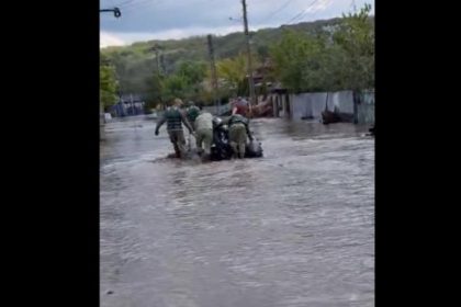 militarii din cadrul brigazii 10 geniu din braila intervin in sprijinul locuitorilor din judetul galati afectati de inundatii video 66e5828b34ae9