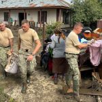 militarii sprijina populatia din judetul galati afectata de inundatiile devastatoare foto 66e96b5b05096