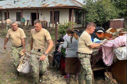 militarii sprijina populatia din judetul galati afectata de inundatiile devastatoare foto 66e96b5b05096