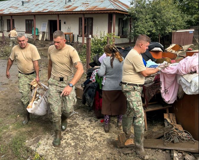 militarii sprijina populatia din judetul galati afectata de inundatiile devastatoare foto 66e96b5b05096