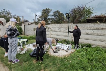 parintii victimelor ridica un stalp cu lumina solara la locul tragediei in timp ce procesul este din nou amanat galerie fotovideo 66ed2ec2626ff