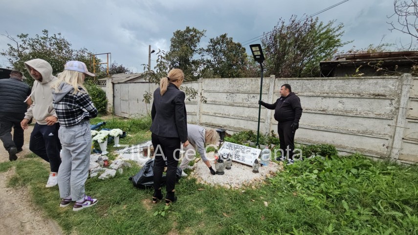 parintii victimelor ridica un stalp cu lumina solara la locul tragediei in timp ce procesul este din nou amanat galerie fotovideo 66ed2ec2626ff