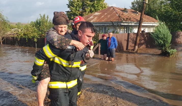 patru persoane au murit in urma inundatiilor a plouat in cateva ore de trei ori mai mult decat media lunii septembrie 66e54a7256d35