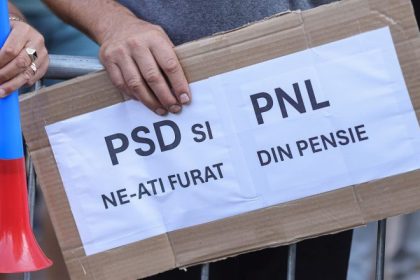 pensionarii cfr au protestat la ministerul muncii 66f54e0990a9f