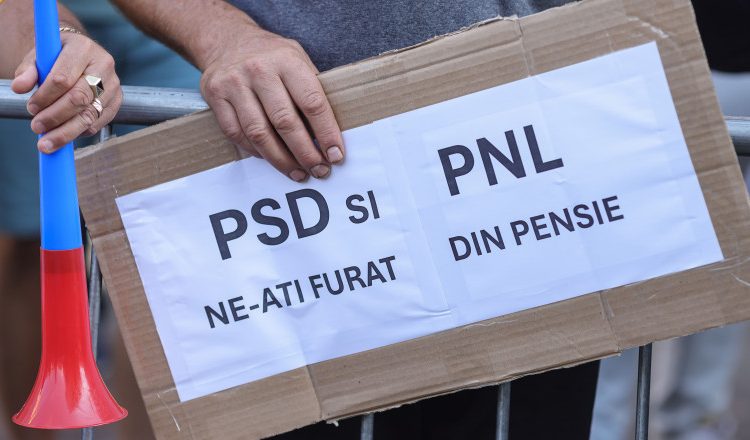 pensionarii cfr au protestat la ministerul muncii 66f54e0990a9f