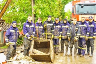 pompierii munca in schimburi pentru redarea normalitatii judetelor din galati afectate de inundatii 66ed373d4ef0d