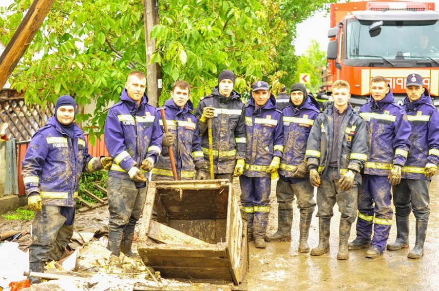 pompierii munca in schimburi pentru redarea normalitatii judetelor din galati afectate de inundatii 66ed373d4ef0d