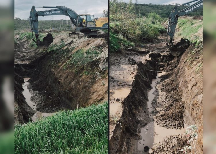 primaria valu lui traian lucreaza la hotarul cu murfatlar pentru decolmatarea si largirea canalului colector in contexul codului portocaliu de ploi torentiale 66f93121b145f