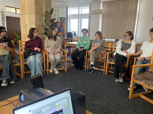 program de educatie vizuala pentru adolescenti la biblioteca judeteana constanta foto 66f667c523513