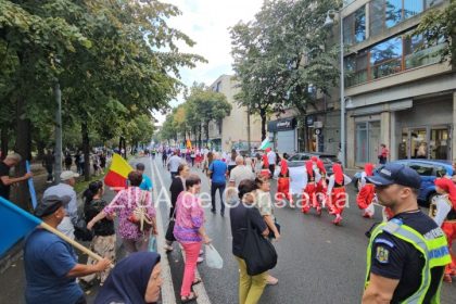 start festivalului international al dansului cantecului si portului popular turco tatar parada portului popular la constanta nota de culoare din municipiu fotovideo 66db0a6eb0fc8