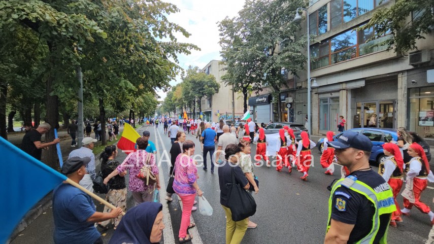 start festivalului international al dansului cantecului si portului popular turco tatar parada portului popular la constanta nota de culoare din municipiu fotovideo 66db0a6eb0fc8