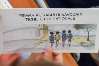 toti elevii din navodari au primit tichete pentru rechizite si ghiozdane chelaru succes dragi elevi si cadre didactice in noul an scolar sunt alaturi de voi 66dfdef60f275