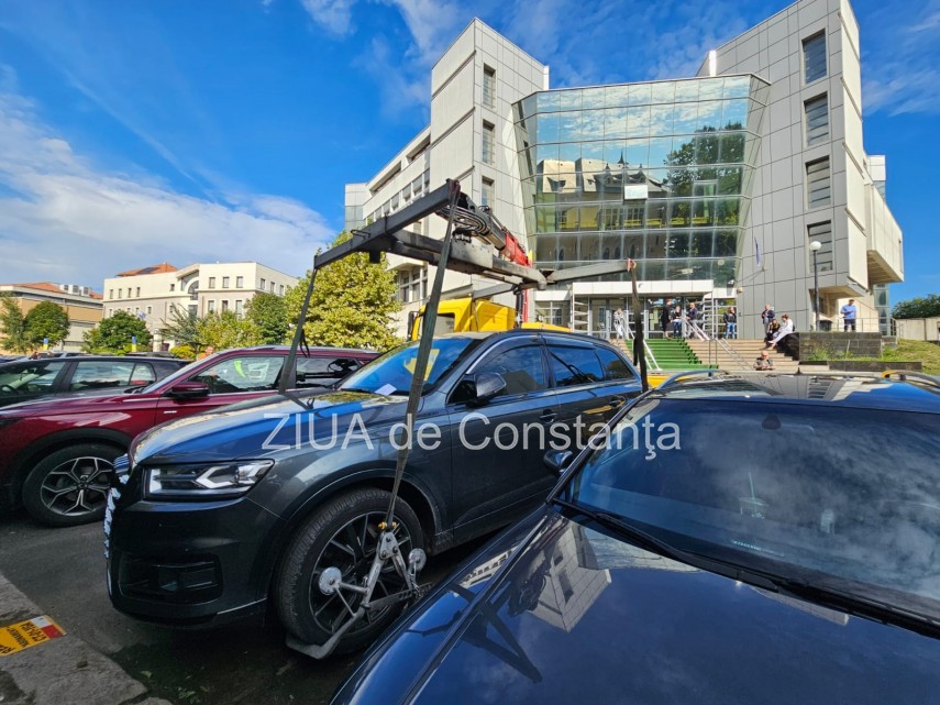 trafic blocat in zona tribunalului din cauza ca se ridica o masina fotovideo 66e92f7b39196