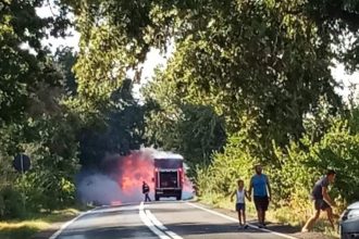 trafic ingreunat pe dn2a in zona localitatii giurgeni dupa ce un autotren a luat foc 66ed17de45247