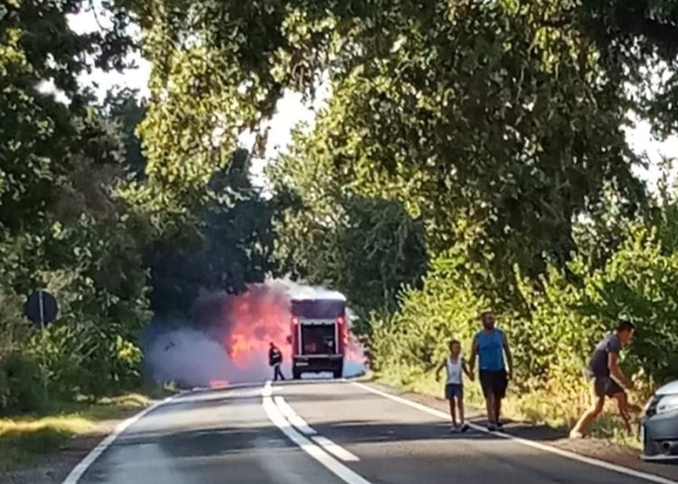 trafic ingreunat pe dn2a in zona localitatii giurgeni dupa ce un autotren a luat foc 66ed17de45247