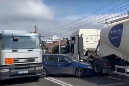 video accident rutier la eforie un autoturism a fost prins intre doua masini de mare tonaj 66dadbcbcb3dd