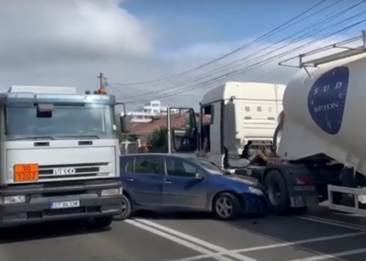 video accident rutier la eforie un autoturism a fost prins intre doua masini de mare tonaj 66dadbcbcb3dd